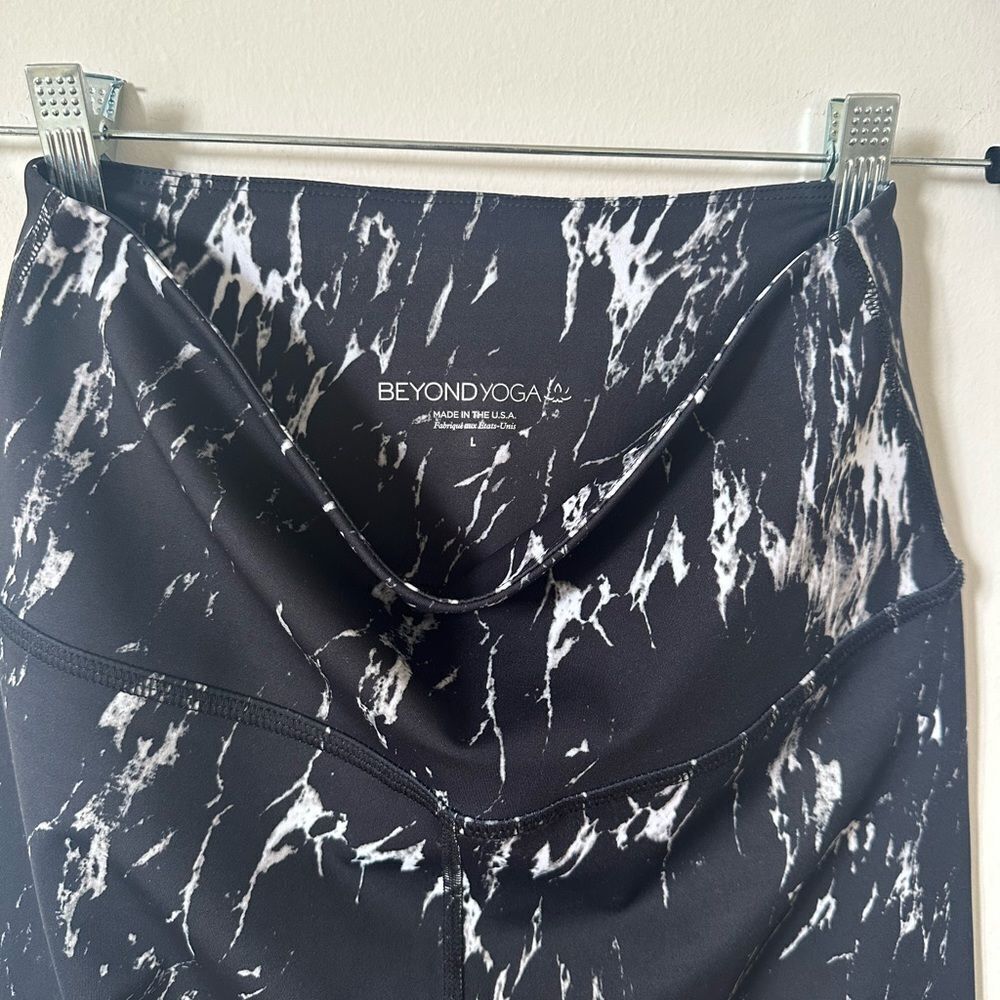 Beyond Yoga Olympus Midi Leggings Black Marble Size L - Picture 6 of 7